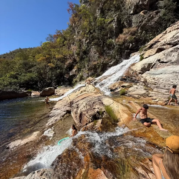 Carnaval 2026 na Chapada dos Veadeiros: roteiro completo com transporte, hospedagem e cachoeiras