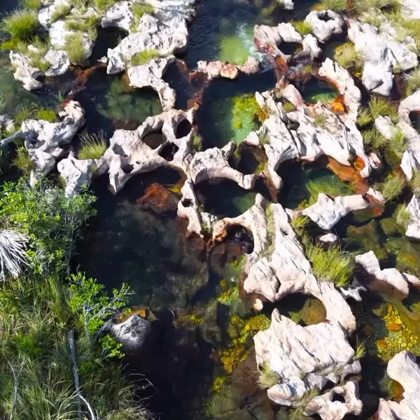Complexo do Prata na Chapada dos Veadeiros: trilhas, cachoeiras cristalinas, hospedagem na natureza e aventura em Cavalcante, Goiás.
