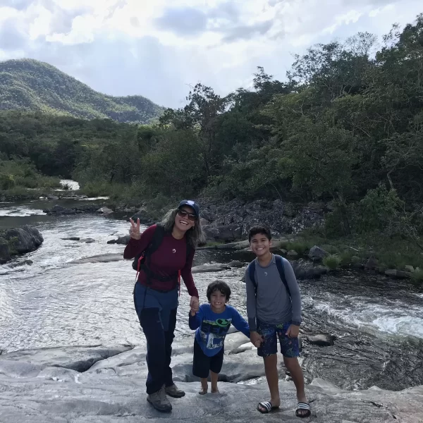 Banho nas águas cristalinas da Cachoeira São Bartolomeu Vale das Araras