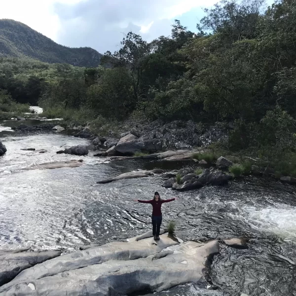 Banho nas águas cristalinas da Cachoeira São Bartolomeu Vale das Araras