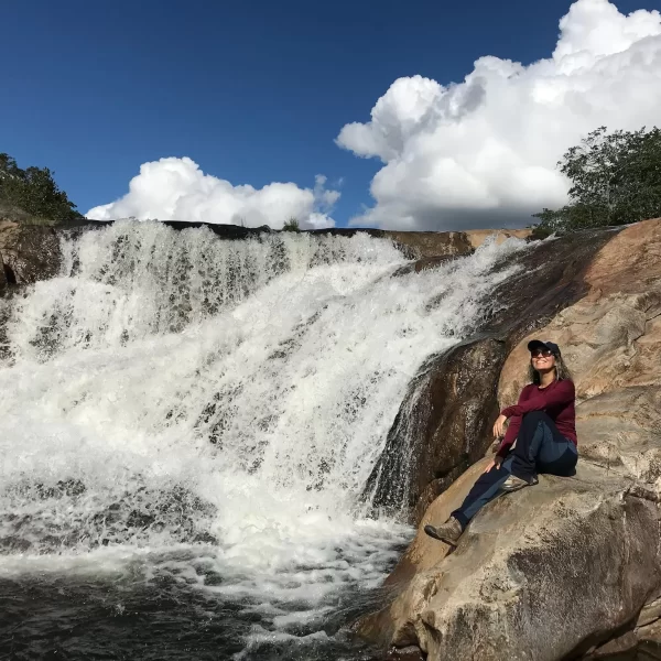 Banho nas águas cristalinas da Cachoeira São Bartolomeu Vale das Araras