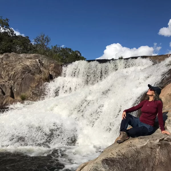 Banho nas águas cristalinas da Cachoeira São Bartolomeu Vale das Araras