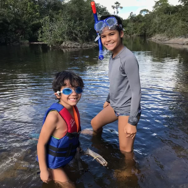 Banho nas águas cristalinas da Cachoeira São Bartolomeu Vale das Araras