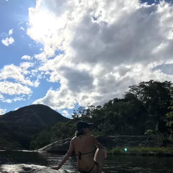 Banho nas águas cristalinas da Cachoeira São Bartolomeu Vale das Araras