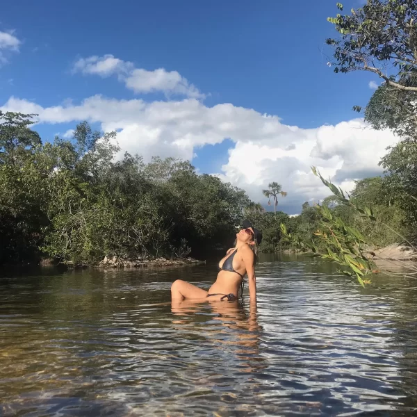 Banho nas águas cristalinas da Cachoeira São Bartolomeu Vale das Araras