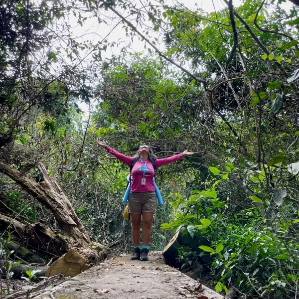 Banho nas águas cristalinas da Cachoeira São Bartolomeu Vale das Araras