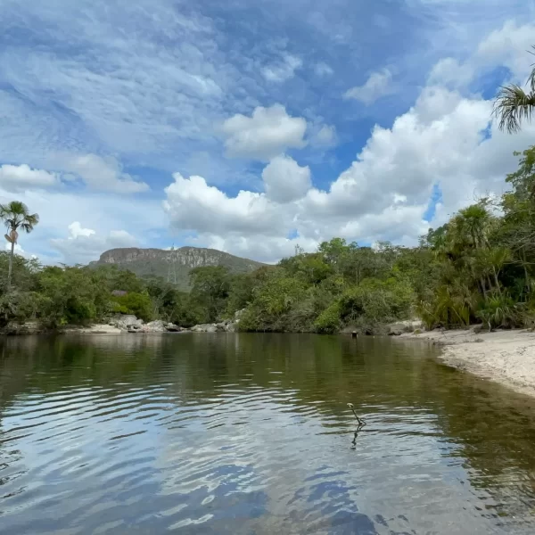 Banho nas águas cristalinas da Cachoeira São Bartolomeu Vale das Araras