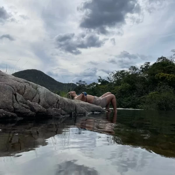 Banho nas águas cristalinas da Cachoeira São Bartolomeu Vale das Araras