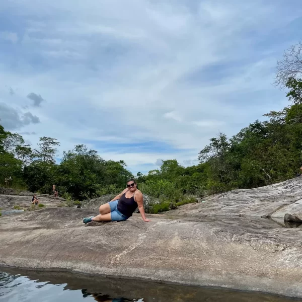 Banho nas águas cristalinas da Cachoeira São Bartolomeu Vale das Araras