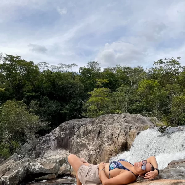 Banho nas águas cristalinas da Cachoeira São Bartolomeu Vale das Araras
