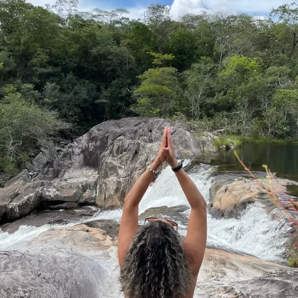 Banho nas águas cristalinas da Cachoeira São Bartolomeu Vale das Araras
