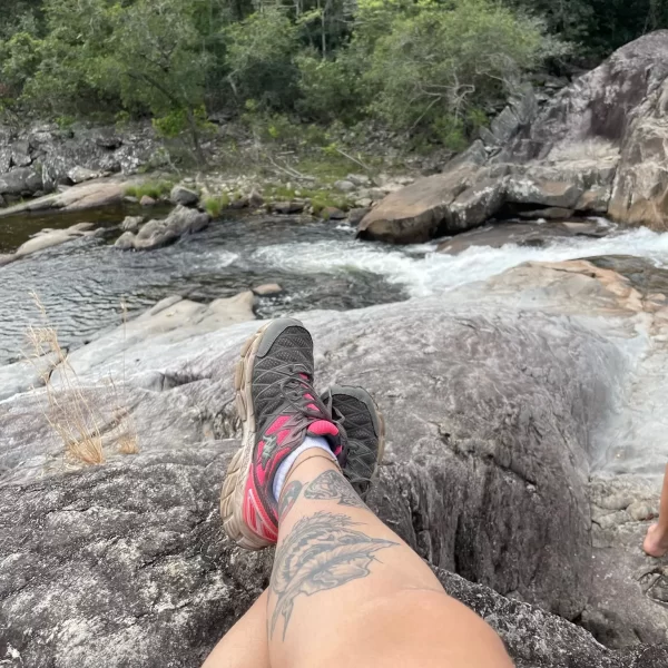 Banho nas águas cristalinas da Cachoeira São Bartolomeu Vale das Araras