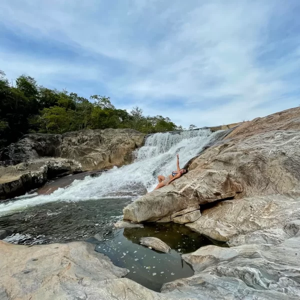 Banho nas águas cristalinas da Cachoeira São Bartolomeu Vale das Araras