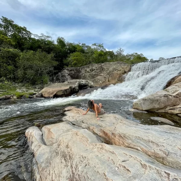 Banho nas águas cristalinas da Cachoeira São Bartolomeu Vale das Araras