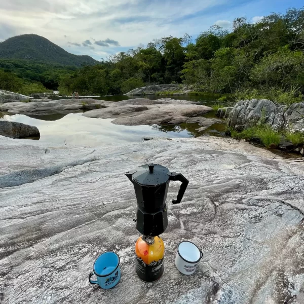 Banho nas águas cristalinas da Cachoeira São Bartolomeu Vale das Araras