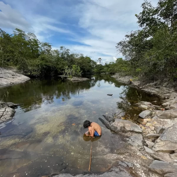 Banho nas águas cristalinas da Cachoeira São Bartolomeu Vale das Araras