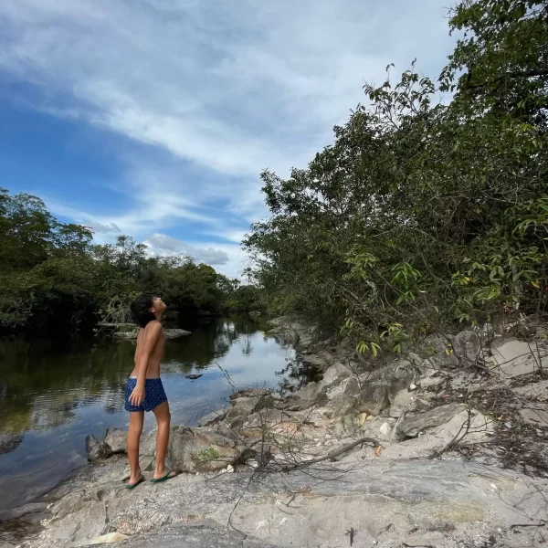 Banho nas águas cristalinas da Cachoeira São Bartolomeu Vale das Araras